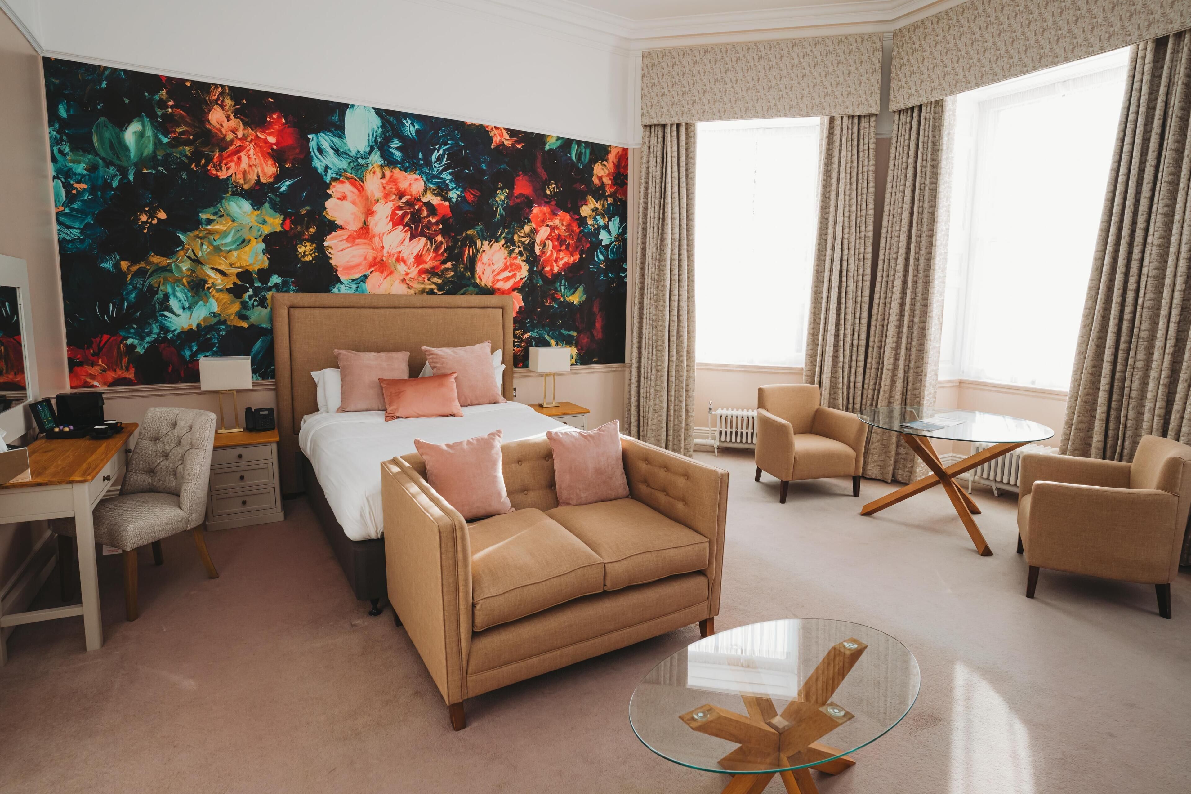 Bộ đồ giường kháng dị ứng, két bảo mật tại phòng, bàn 