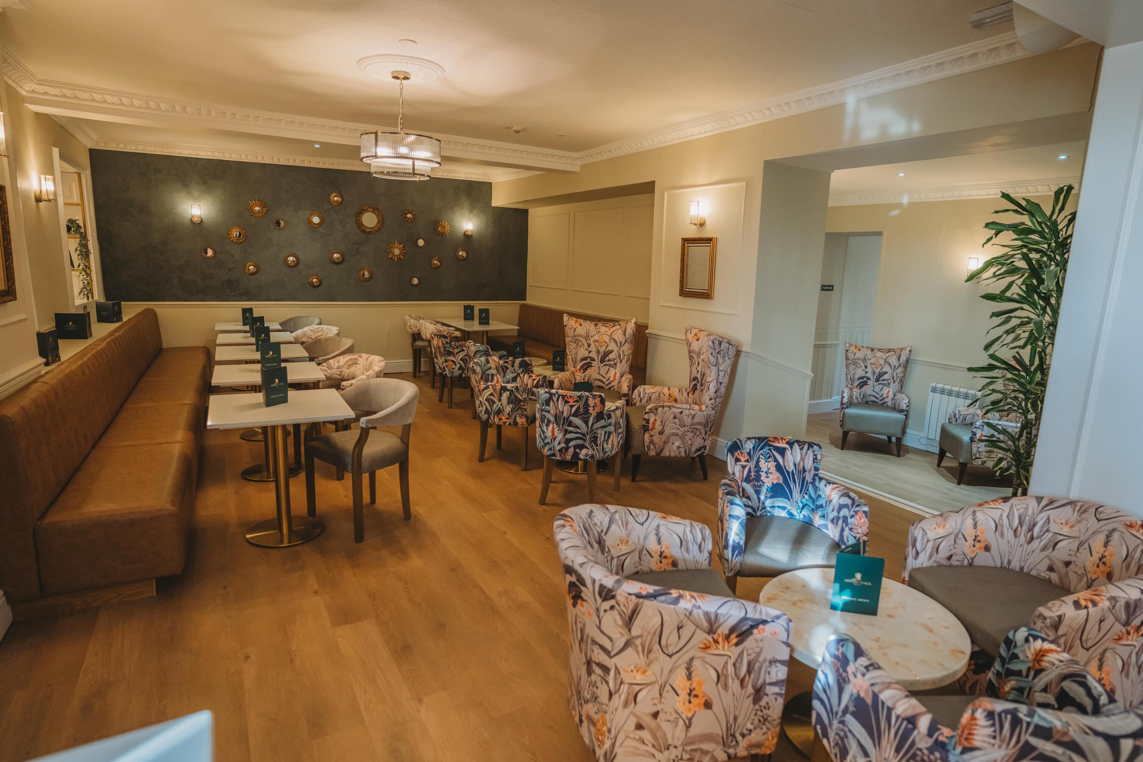 Phục vụ bữa sáng, bữa trưa, bữa tối, món ăn mang phong cách quốc tế 