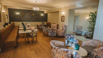 Phục vụ bữa sáng, bữa trưa, bữa tối, món ăn mang phong cách quốc tế