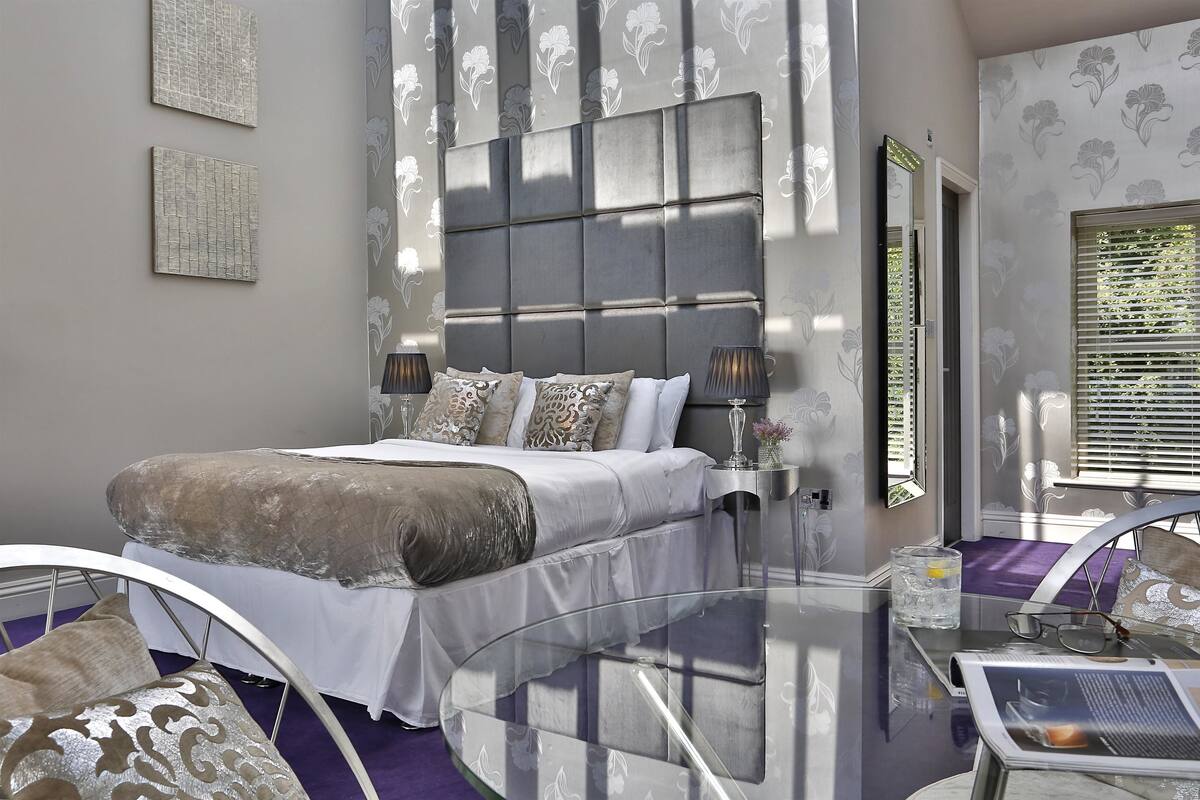 suite, 1 king bed, non smoking | 1 bedroom, hypo-allergenic bedding, in-room safe, desk