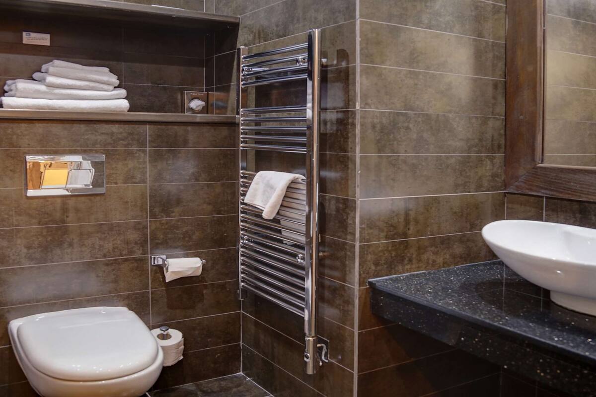 1 bedroom, hypo-allergenic bedding, in-room safe, desk