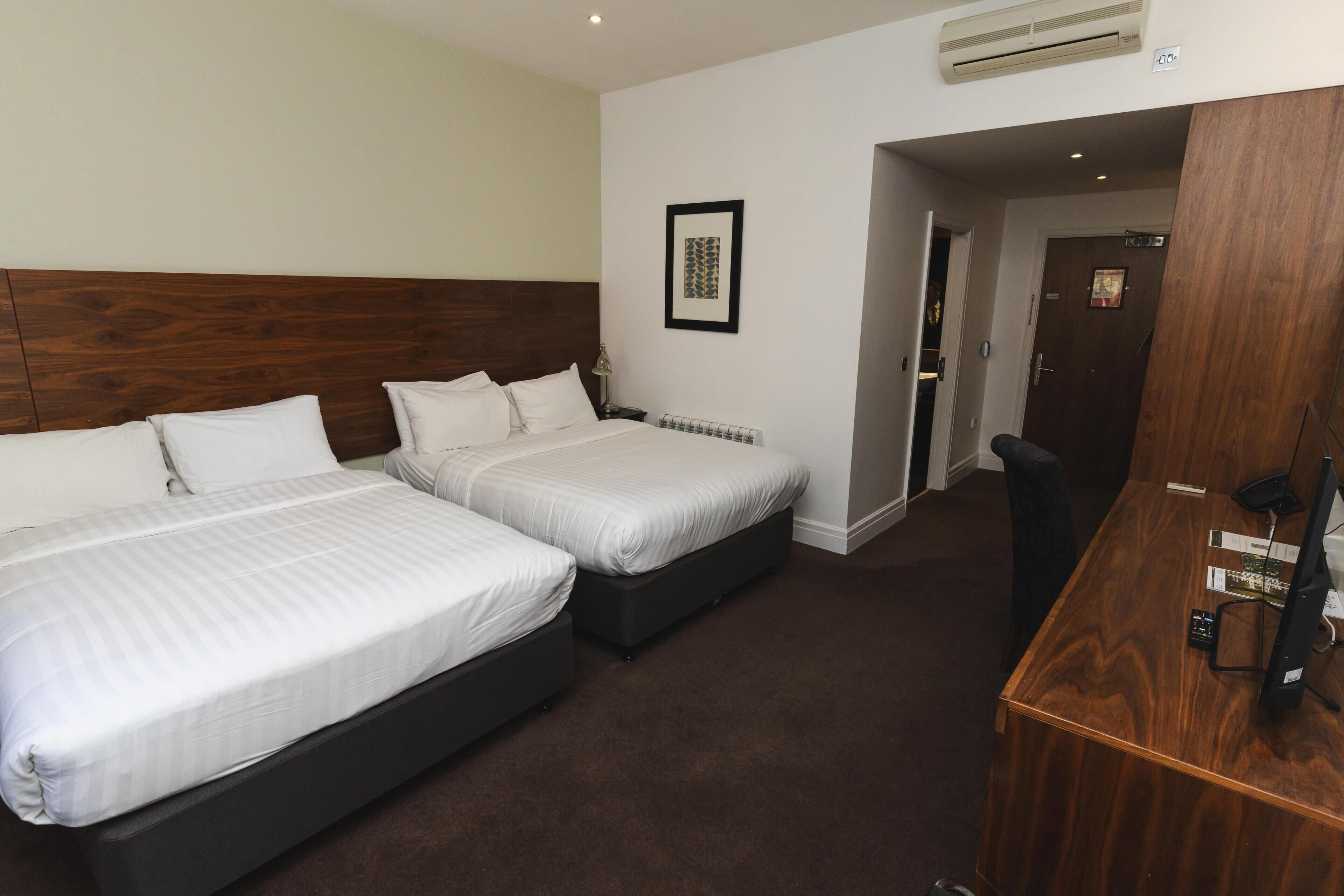 Chambre Familiale, 2 lits doubles, non-fumeurs | Literie hypoallergénique, coffres-forts dans les chambres, bureau