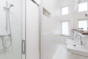 Apartment, 2 Bedrooms | Bathroom | Free toiletries, hair dryer, towels, shampoo - Antique Apartments - Plac Szczepanski (Kraków)