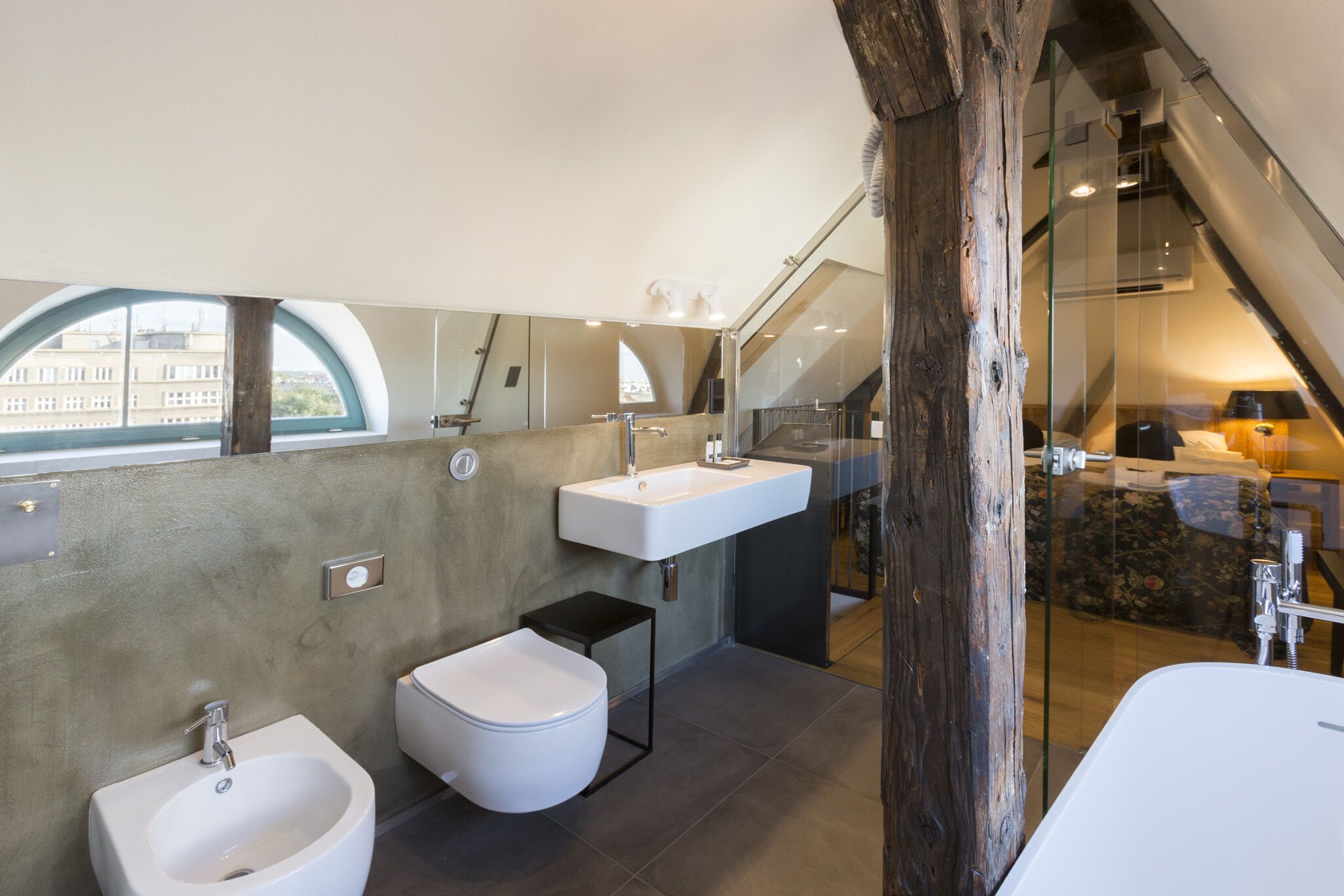 Un baño moderno con bidé, lavamanos e inodoro.