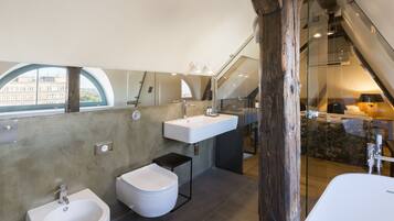 Un baño moderno con bidé, lavamanos e inodoro.