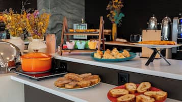 Petit déjeuner buffet (15 EUR par personne)