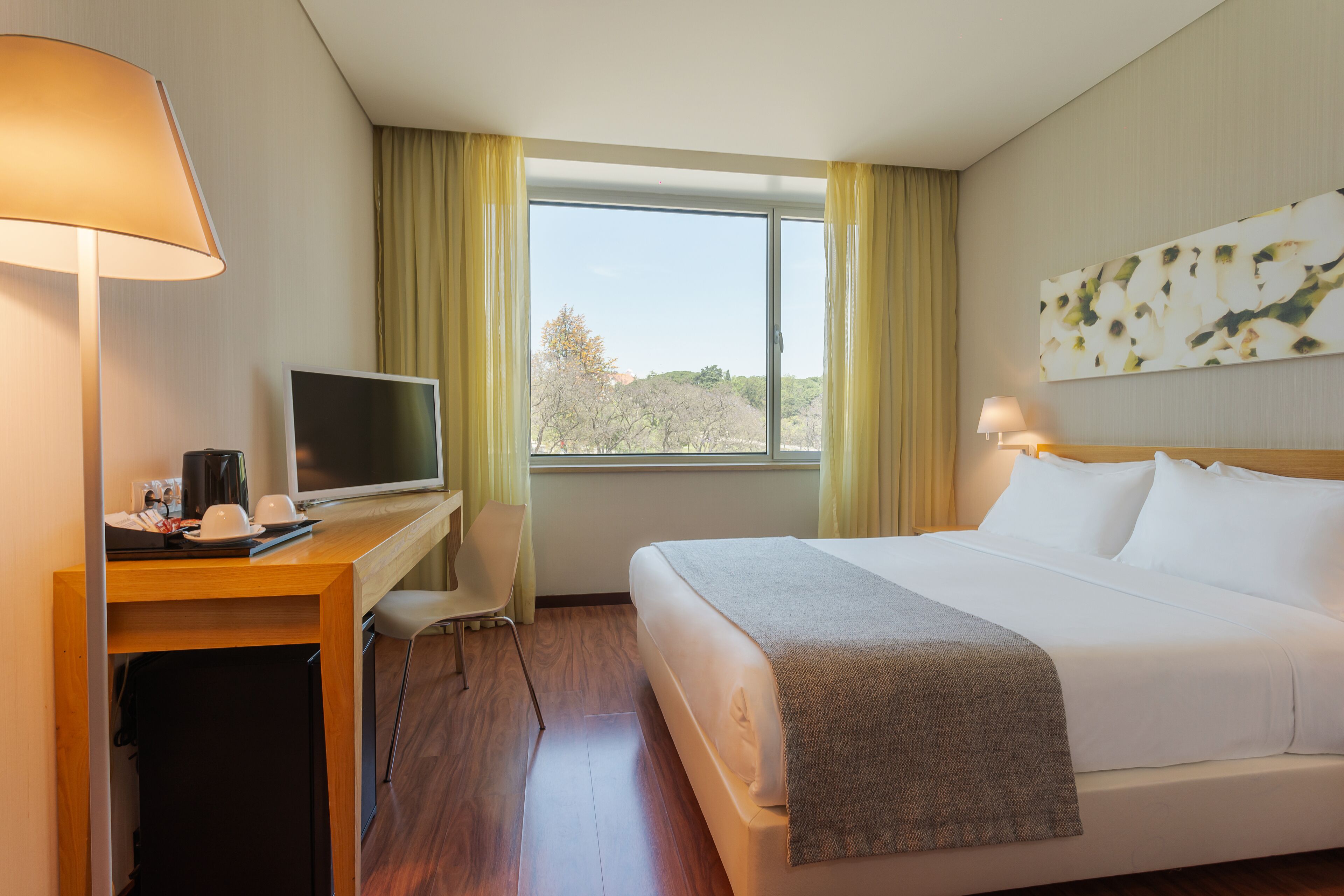 comfort double room | in-room safe, desk, soundproofing, free wifi