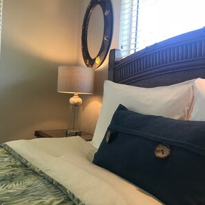 In-room safe, individually decorated, individually furnished, desk - Casitas Coral Ridge (Fort Lauderdale)
