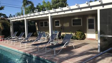 야외 수영장, 09:00 ~ 19:00 오픈, 일광욕 의자