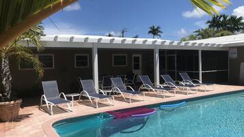 Piscine extérieure, chaises longues