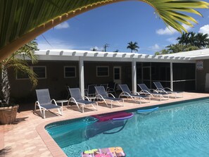 Piscine extérieure, chaises longues