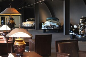 Una exhibición de coches antiguos con vehículos clásicos en exhibición.