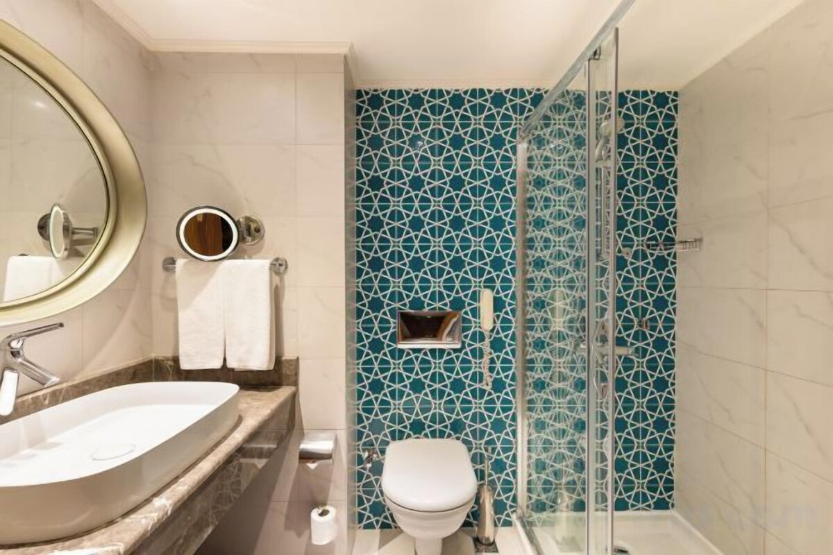 Shower, free toiletries, hair dryer, bathrobes