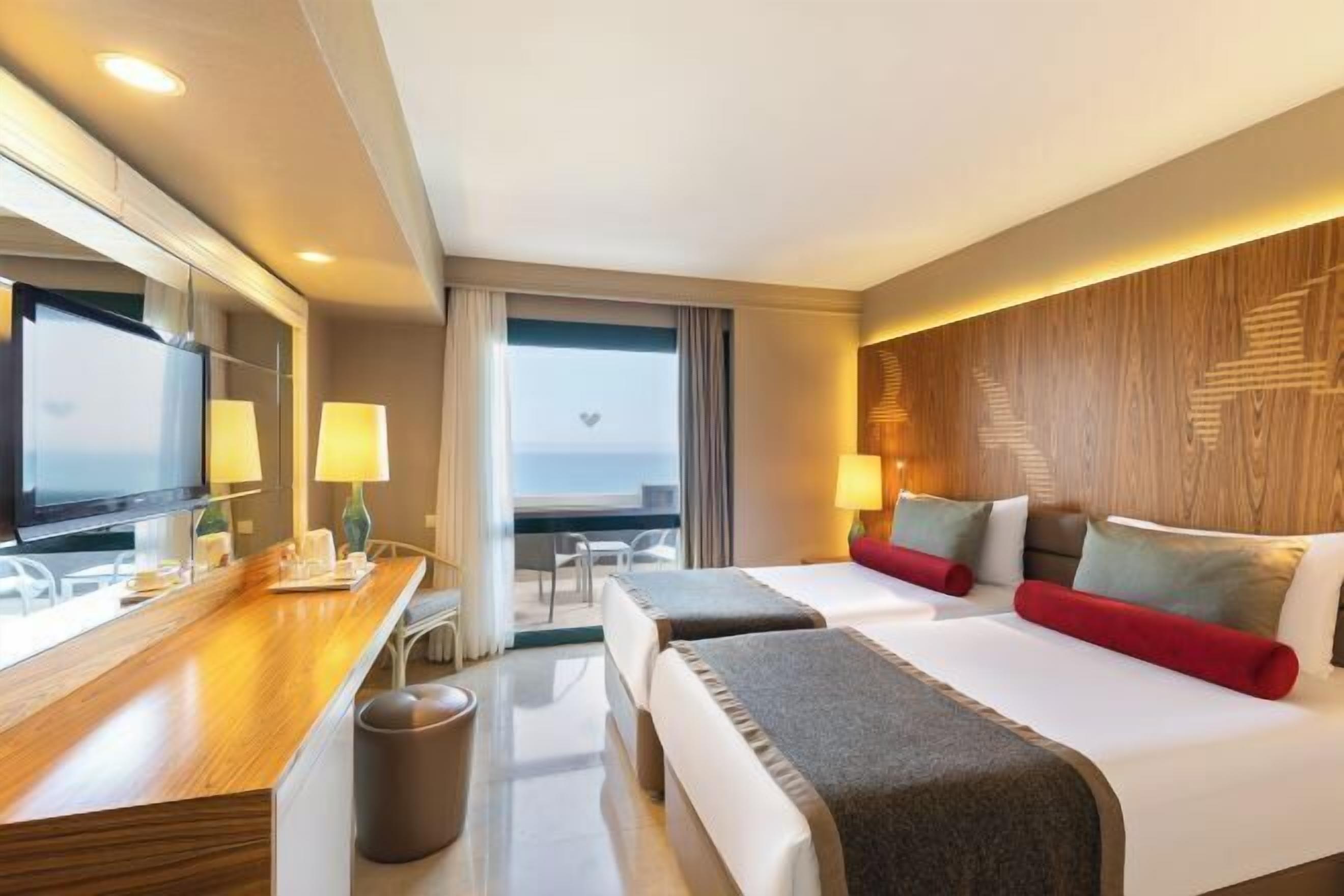 Minibar, coffres-forts dans les chambres, bureau, rideaux occultants