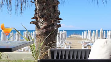 Plage privée, chaises longues, parasols, serviettes de plage