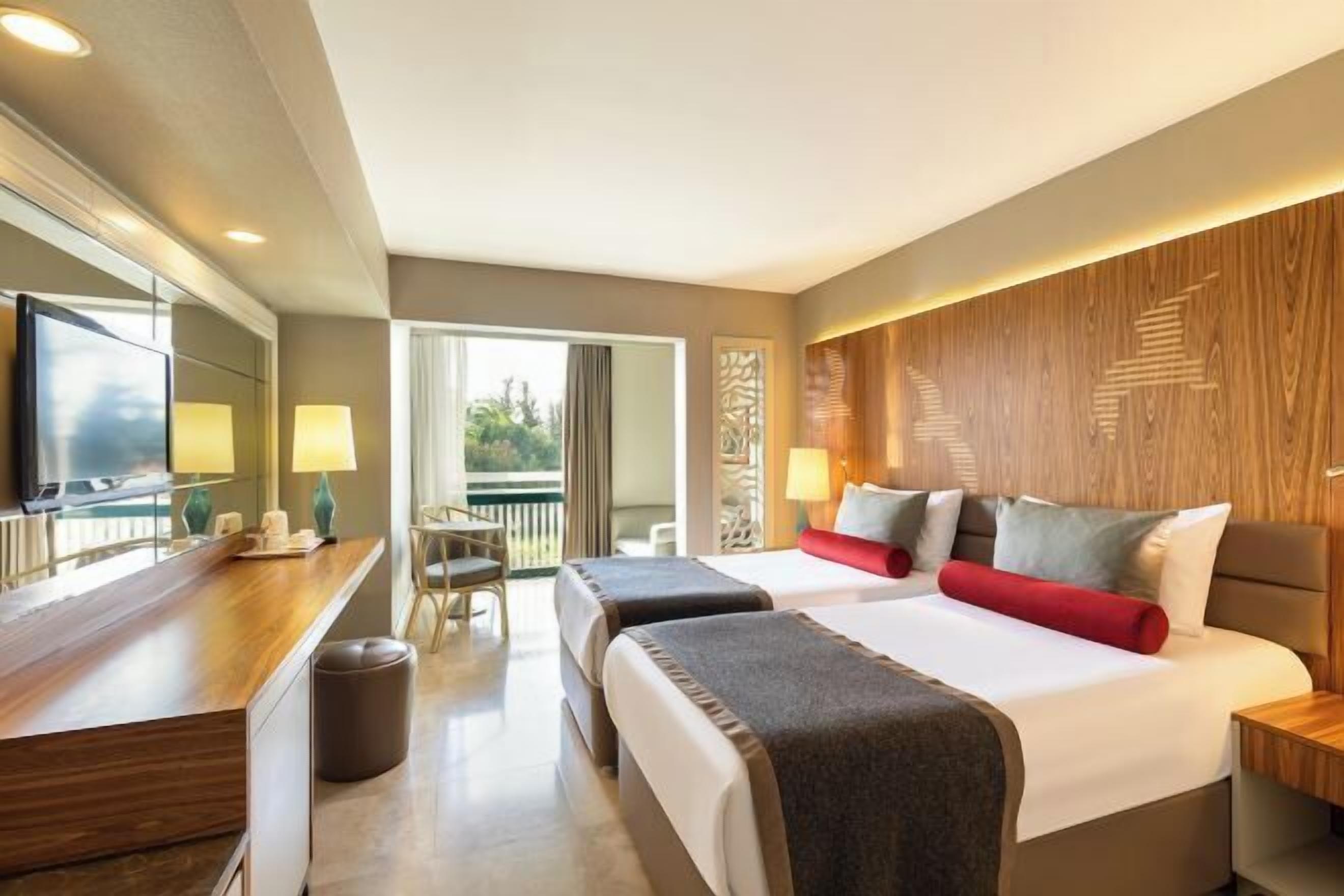 Minibar, coffres-forts dans les chambres, bureau, rideaux occultants