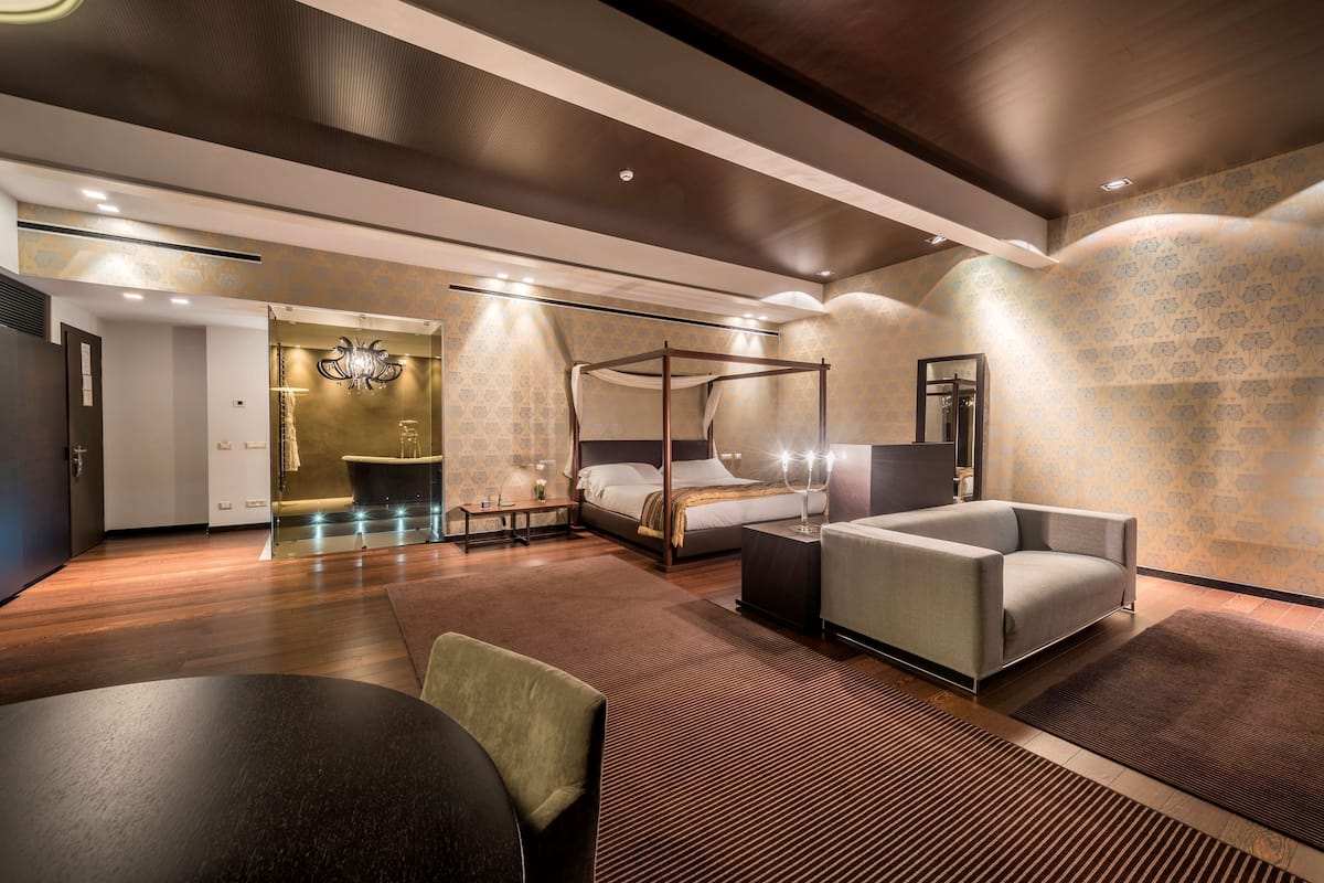 Junior Suite, 1 King Bed (Penthouse;with Sofabed) | Hypo-allergenic bedding, down comforters, minibar, in-room safe