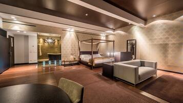 Suite Junior, 1 letto king (Penthouse;with Sofabed) | Biancheria da letto ipoallergenica, copriletto in piuma, minibar