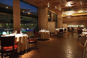2 restaurants, lunch served