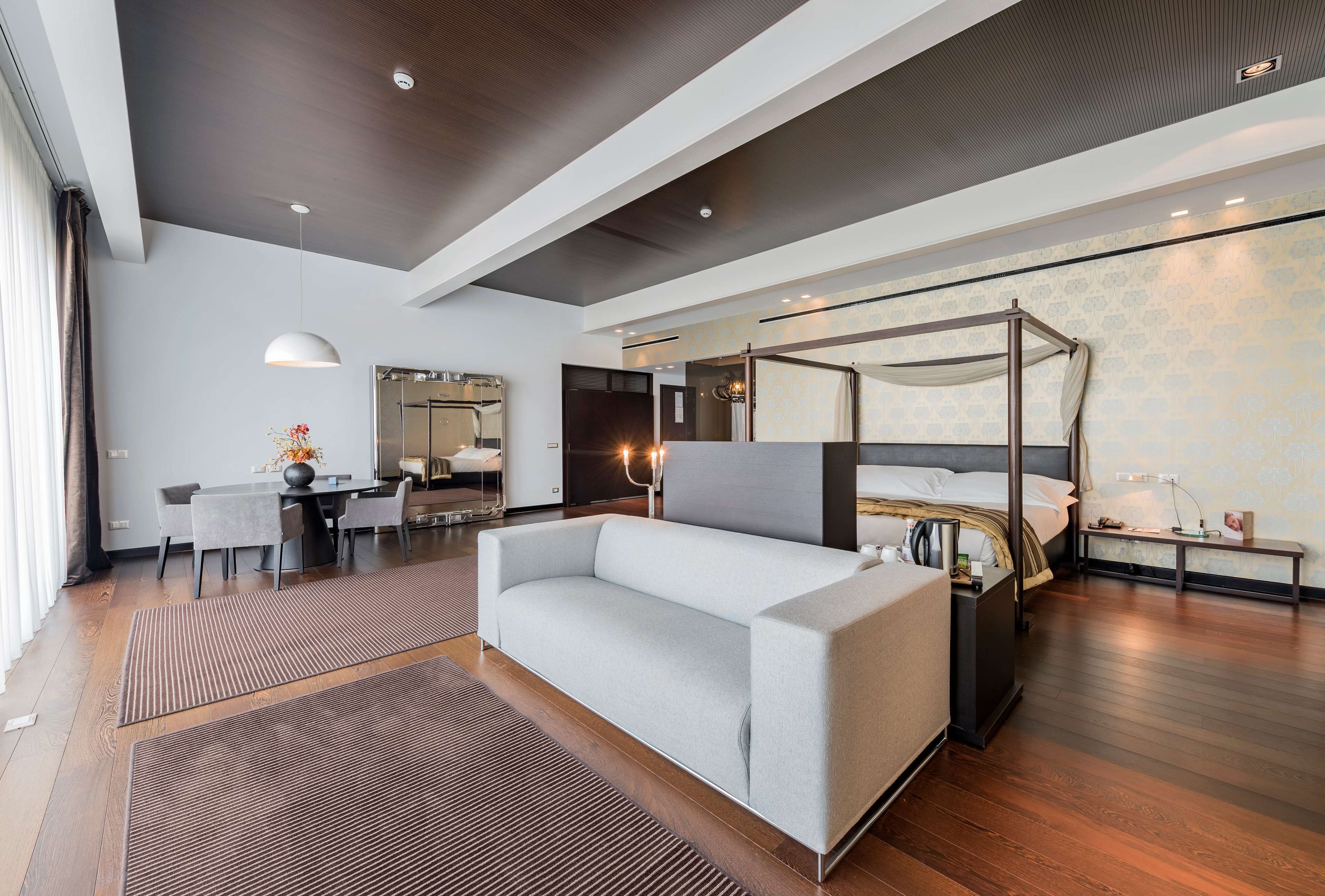 Junior Suite, 1 King Bed (Penthouse;with Sofabed) | Hypo-allergenic bedding, down comforters, minibar, in-room safe