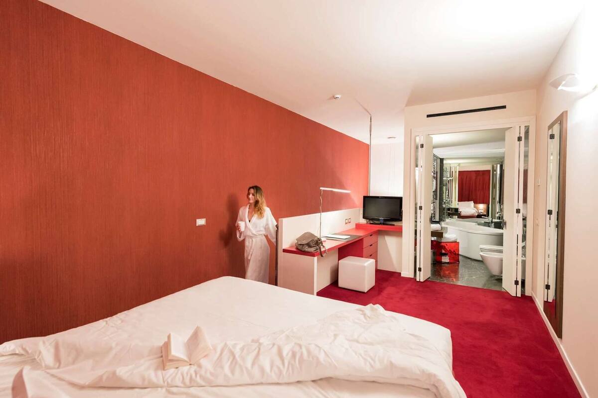Hypoallergeen beddengoed, donsdekens, een minibar, een kluis op de kamer