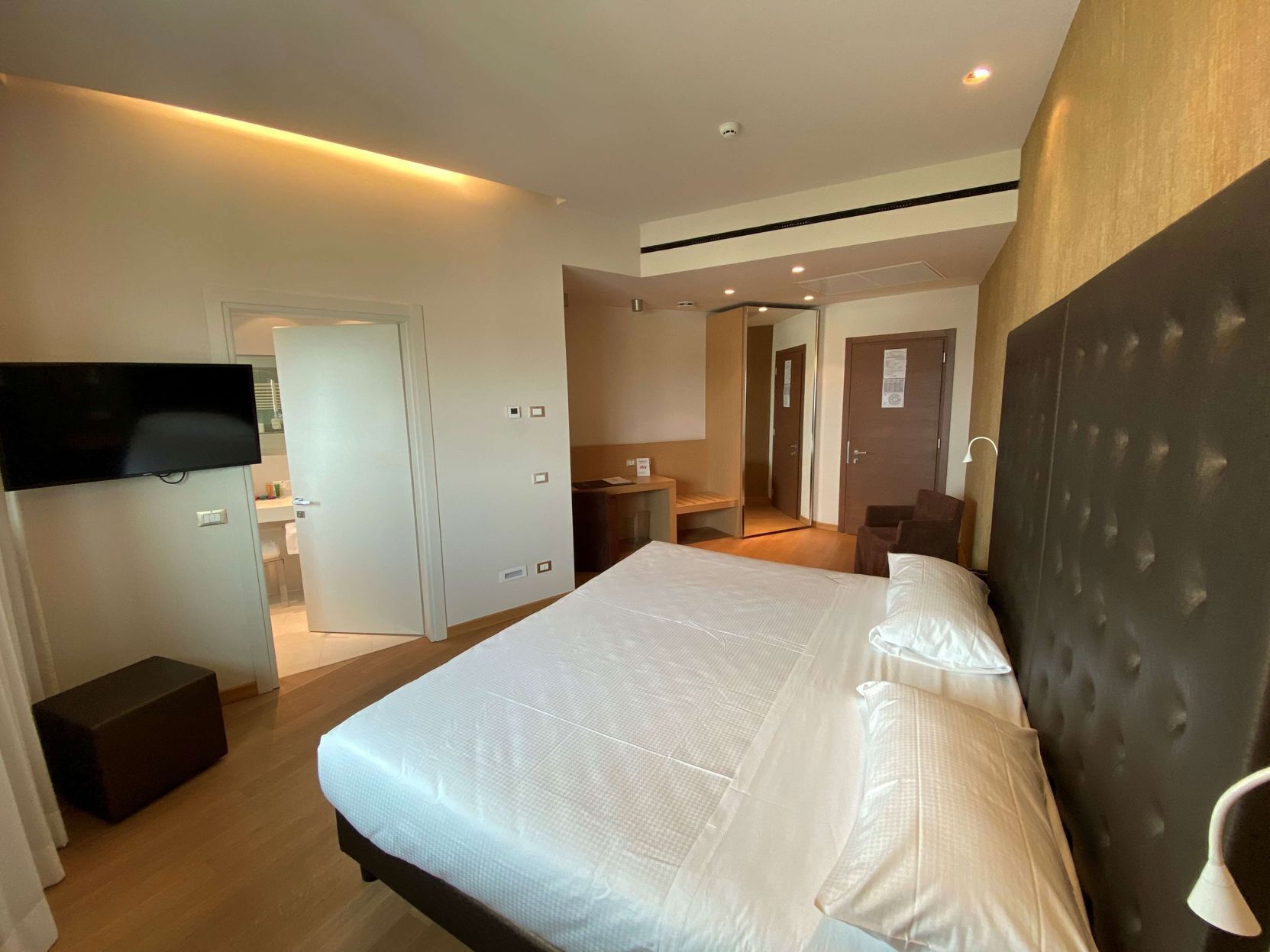 Hypo-allergenic bedding, down duvets, minibar, in-room safe