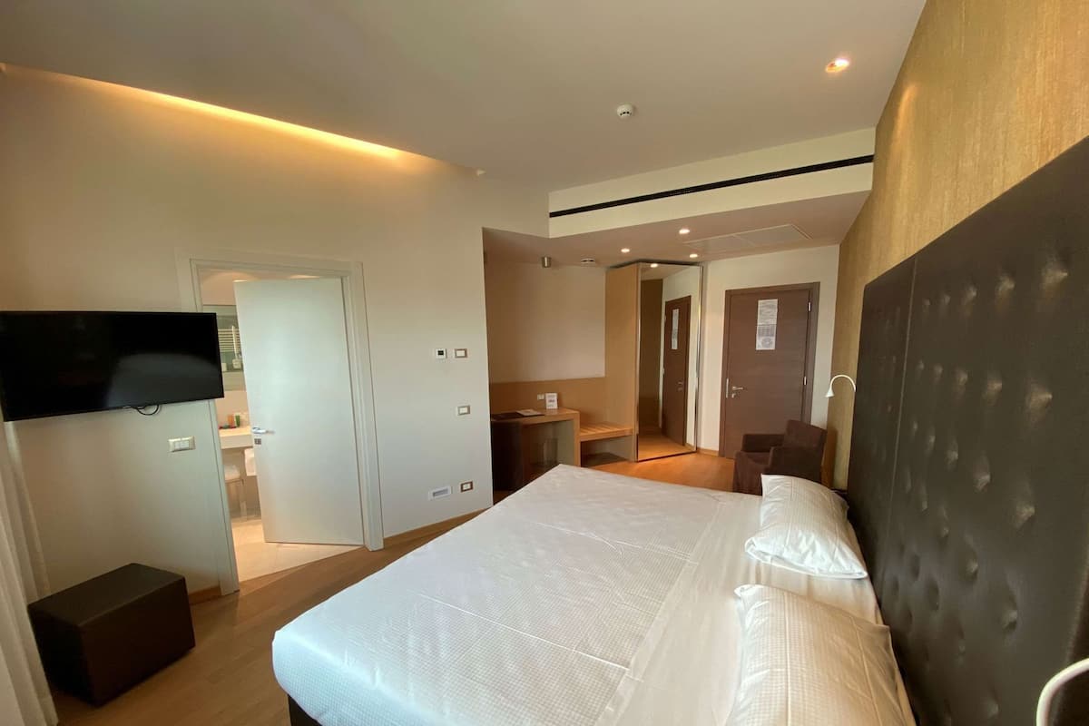 Hypo-allergenic bedding, down duvets, minibar, in-room safe