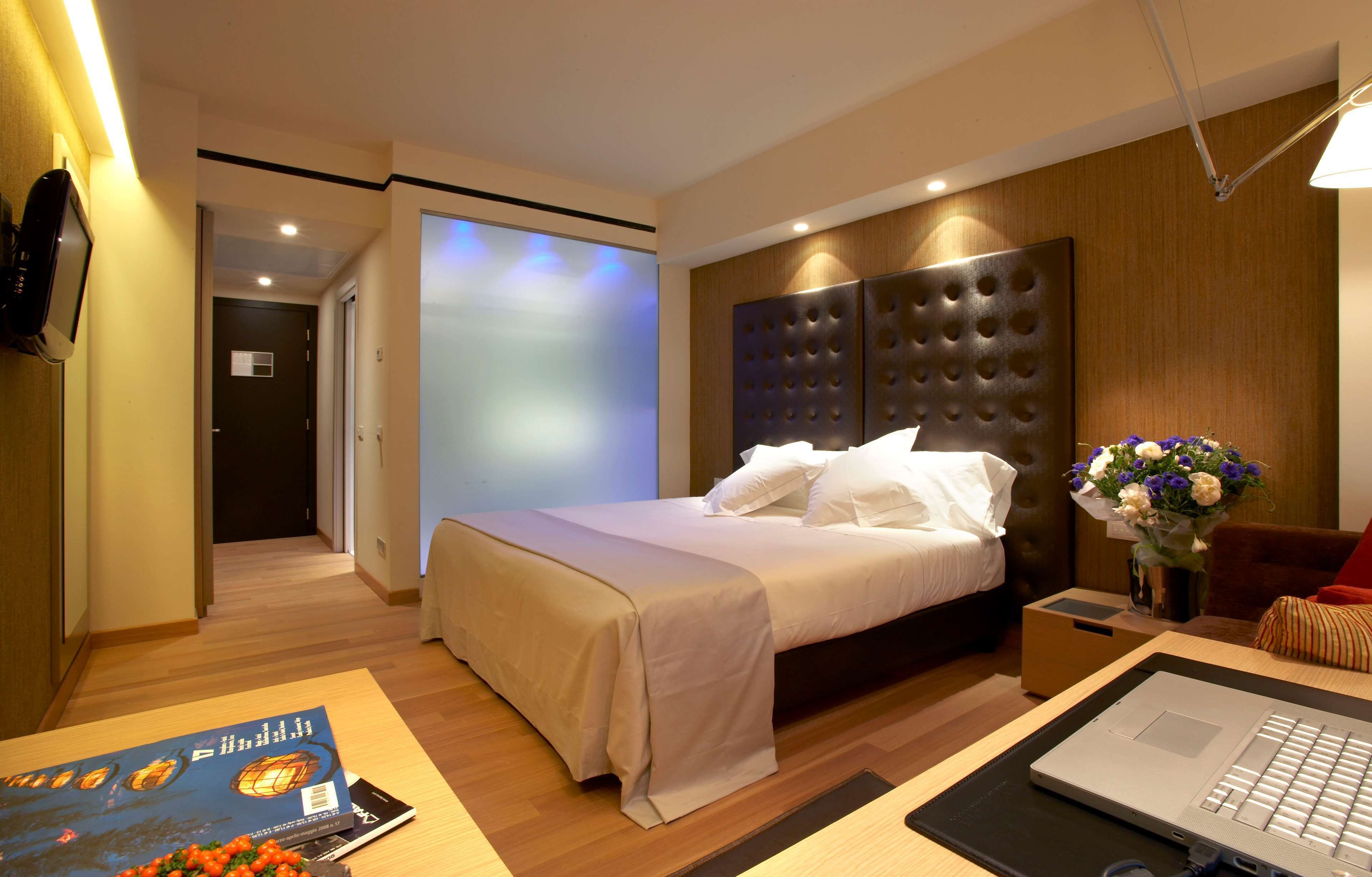 standard room, 1 king bed (twin bed on request) | hypo-allergenic bedding, down duvets, minibar, in-room safe