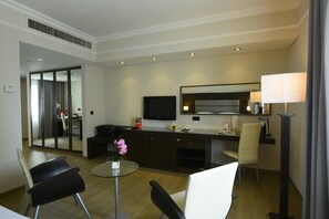 TV - Ramada by Wyndham Downtown Beirut (Beirut)