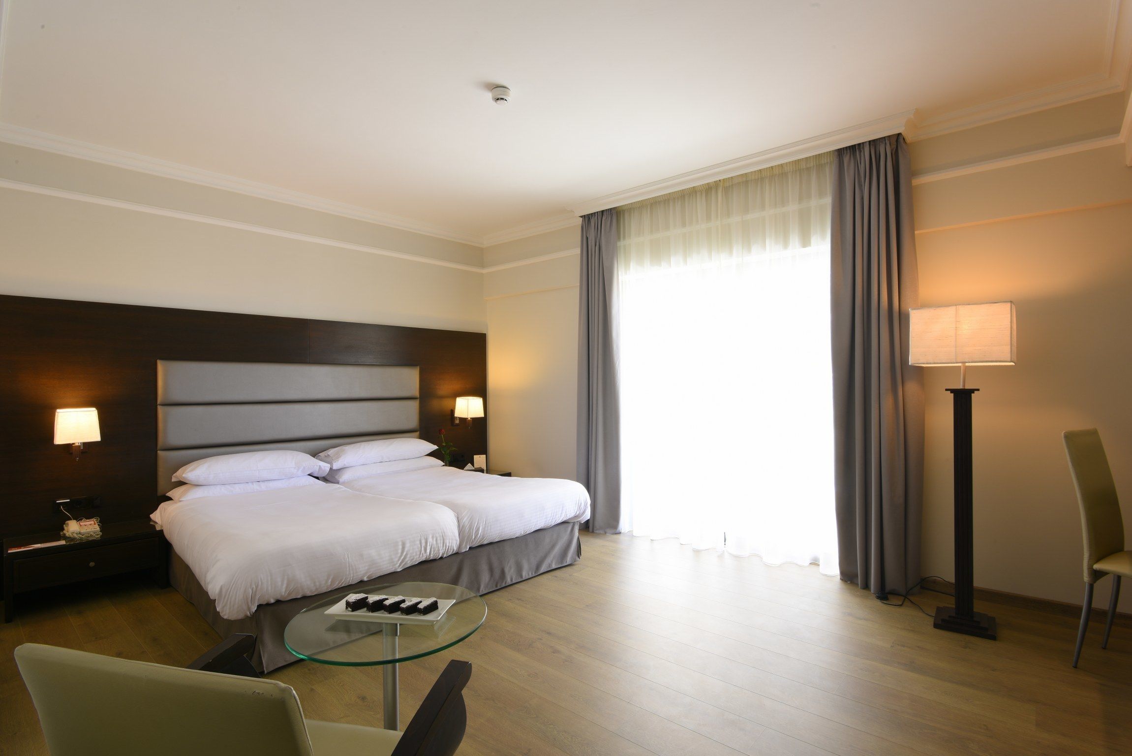 Executive Room, 2 Twin Beds, Smoking | Minibar, in-room safe, desk, soundproofing