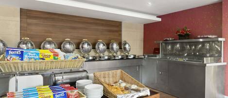 Disposição de buffet com diversos alimentos e recipientes.