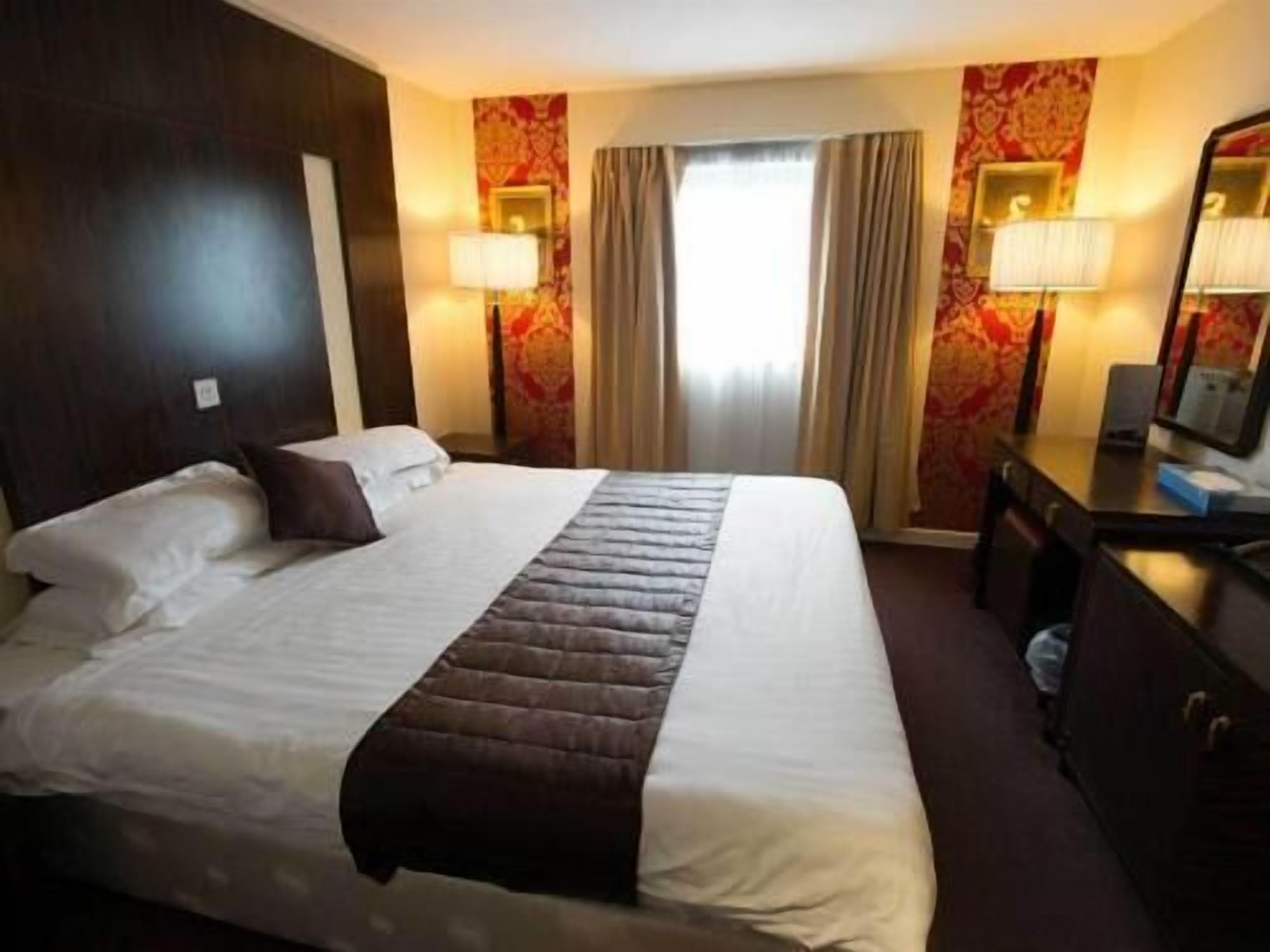 Escritorio, insonorización, tabla de planchar con plancha y wifi gratis 