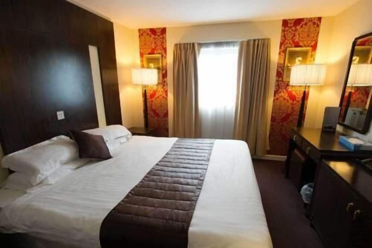 Escritorio, insonorización, tabla de planchar con plancha y wifi gratis