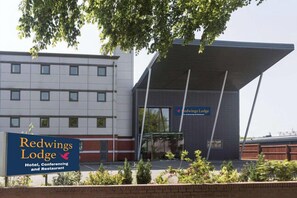 Exterior - Redwings Lodges Birmingham (Oldbury)