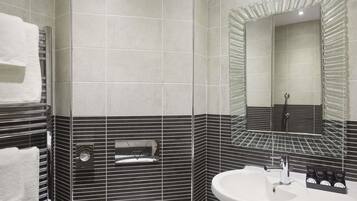 Twin Room, 2 Twin Beds | Bathroom | Free toiletries, hair dryer, towels