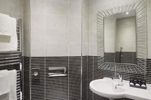 Ilmaiset hygieniatuotteet, hiustenkuivaaja, pyyhkeet