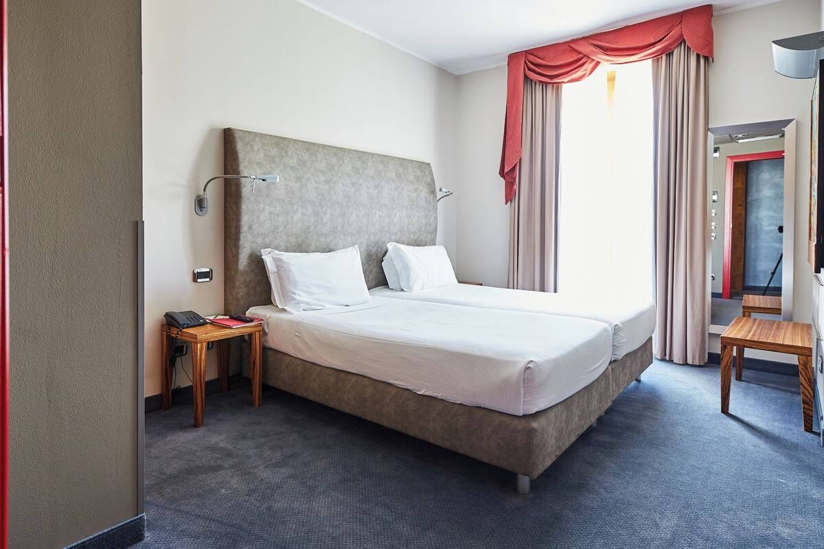 Camas con efecto memoria, minibar y caja de seguridad en la habitación