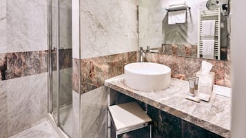 Douche, articles de toilette gratuits, sĂšche-cheveux, bidet