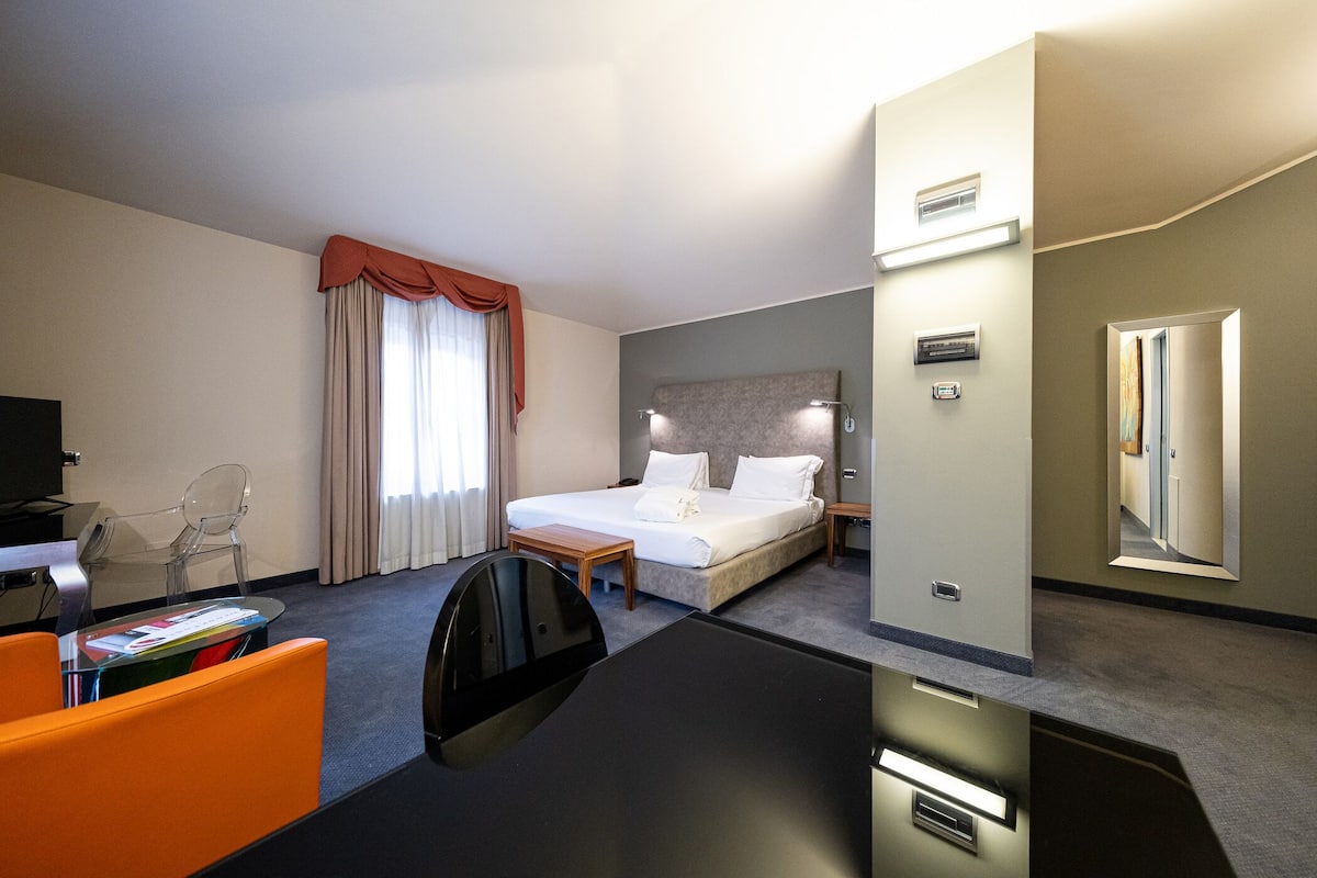 Deluxe Room | Memory-foam beds, minibar, in-room safe, individually decorated