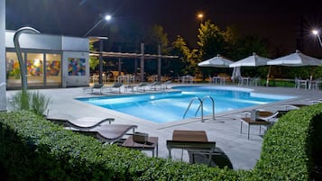 Indoor pool, seasonal outdoor pool, sun loungers