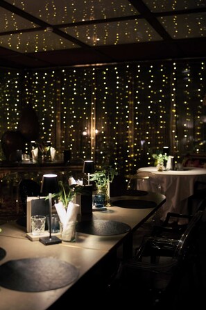 Breakfast, lunch, dinner served; alfresco dining