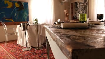 Breakfast, lunch, dinner served; alfresco dining