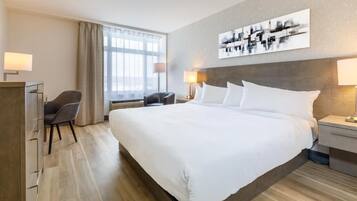 Standard Room, 1 King Bed, Accessible | Desk, blackout drapes, soundproofing, iron/ironing board