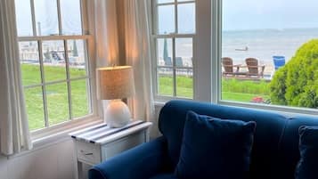 Room (33R ) | Premium bedding, blackout drapes, iron/ironing board, free WiFi