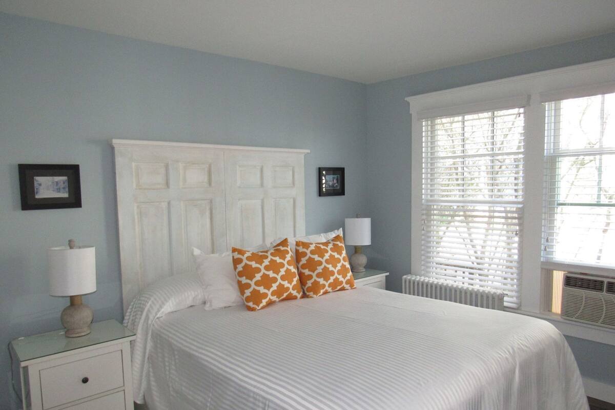 Premium bedding, blackout curtains, iron/ironing board, free WiFi