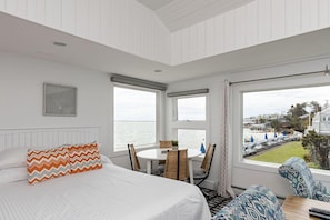 Suite Premium, cocina, vista al mar | Ropa de cama de alta calidad y cortinas blackout