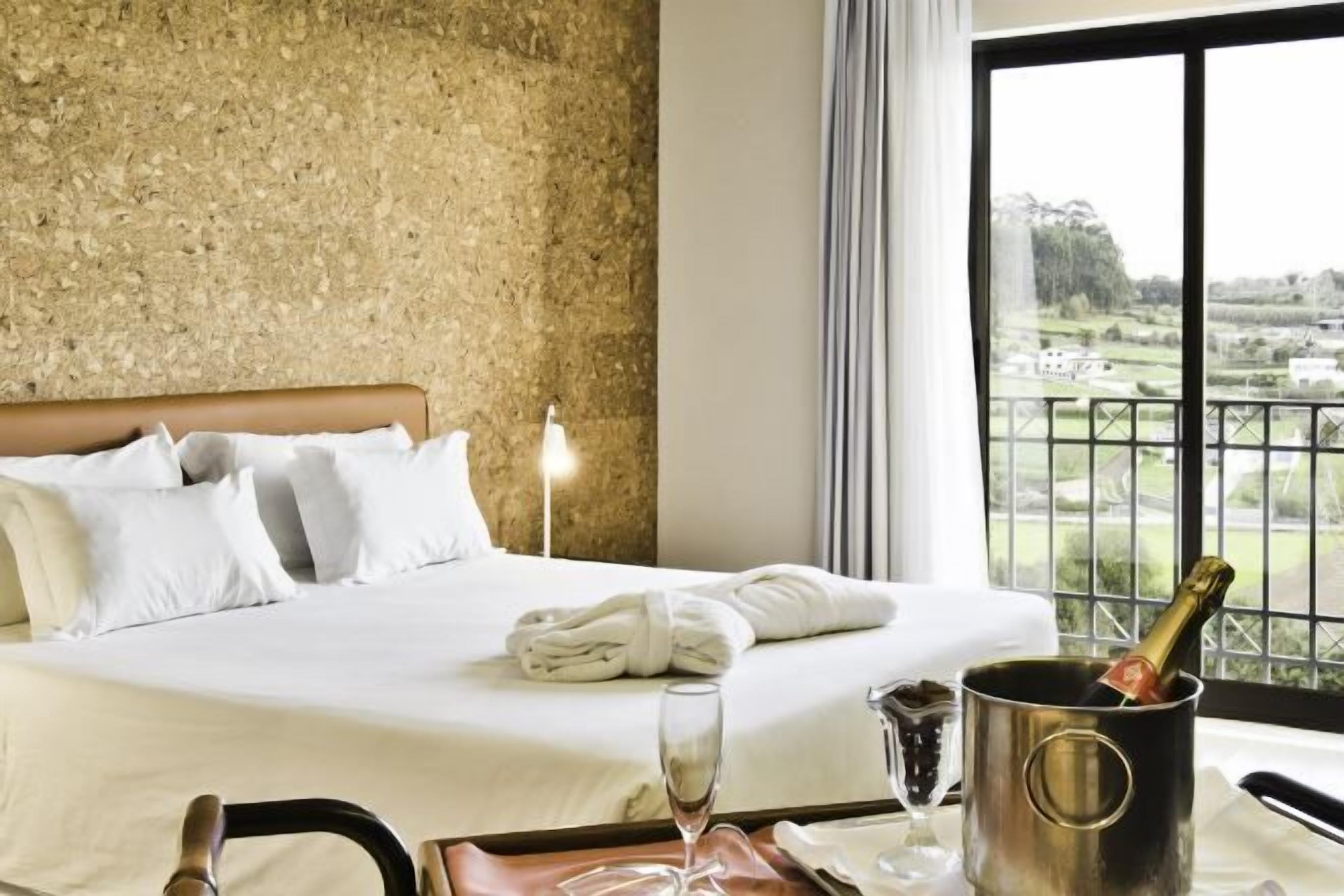 Minibar, coffres-forts dans les chambres, bureau