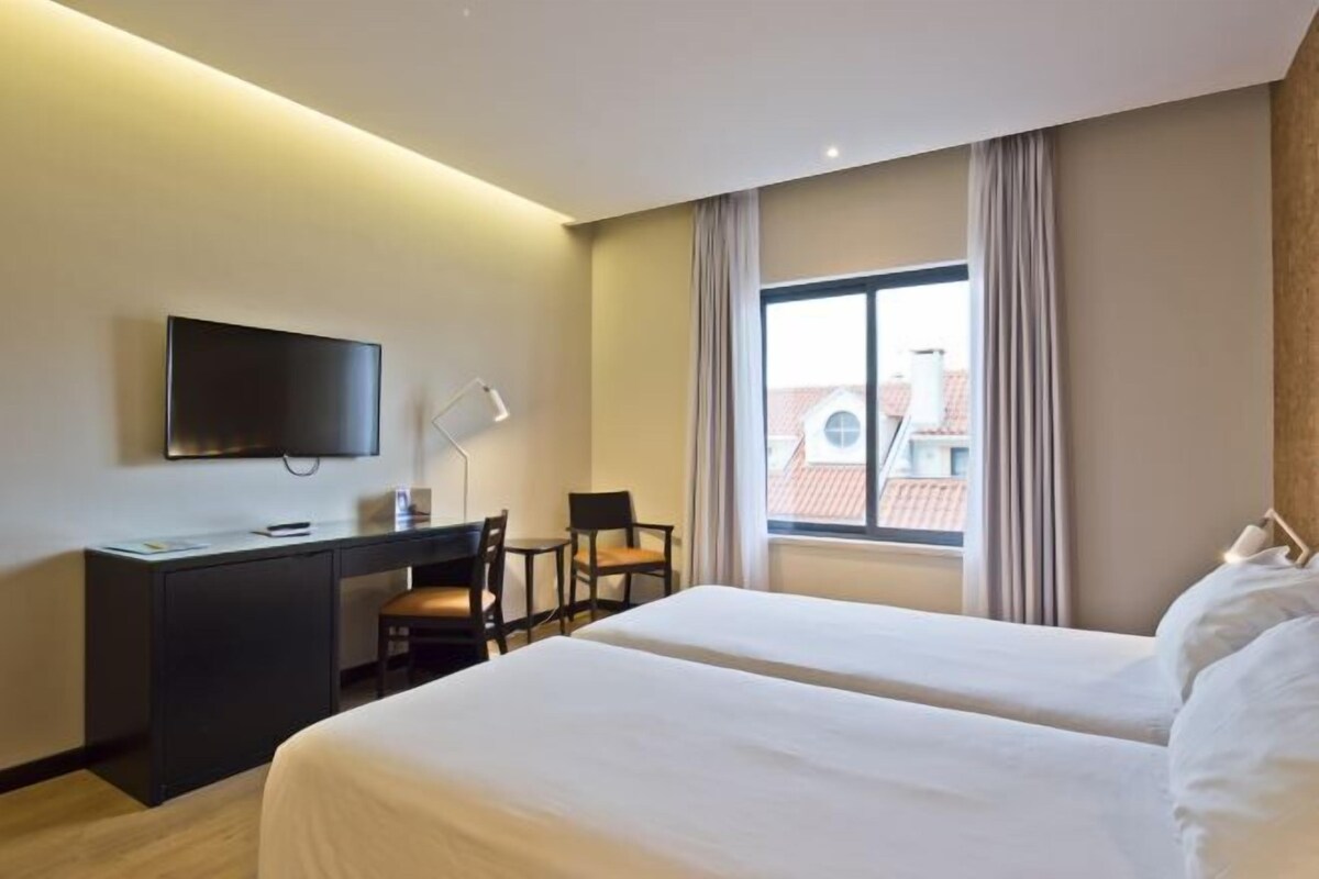 Minibar, Zimmersafe, Schreibtisch, laptopgeeigneter Arbeitsplatz