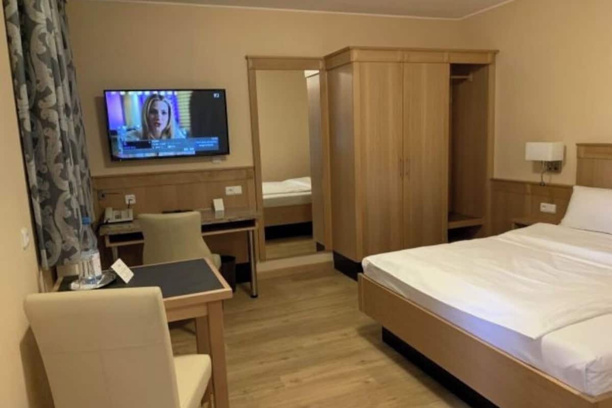 Kamer, 1 twee- of 2 eenpersoonsbedden | Hypoallergeen beddengoed, een minibar, een kluis op de kamer, een bureau
