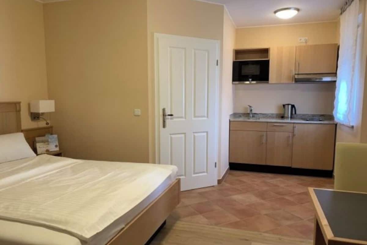 Eenpersoonskamer | Hypoallergeen beddengoed, een minibar, een kluis op de kamer, een bureau